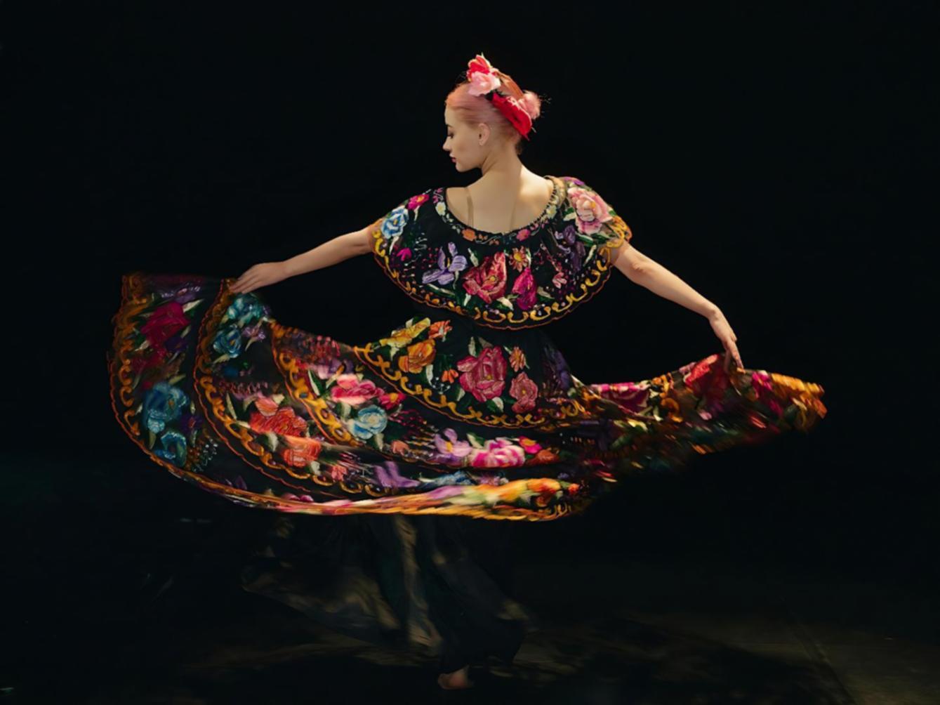 Danzatore in movimento fluido durante pratica di tecnica release