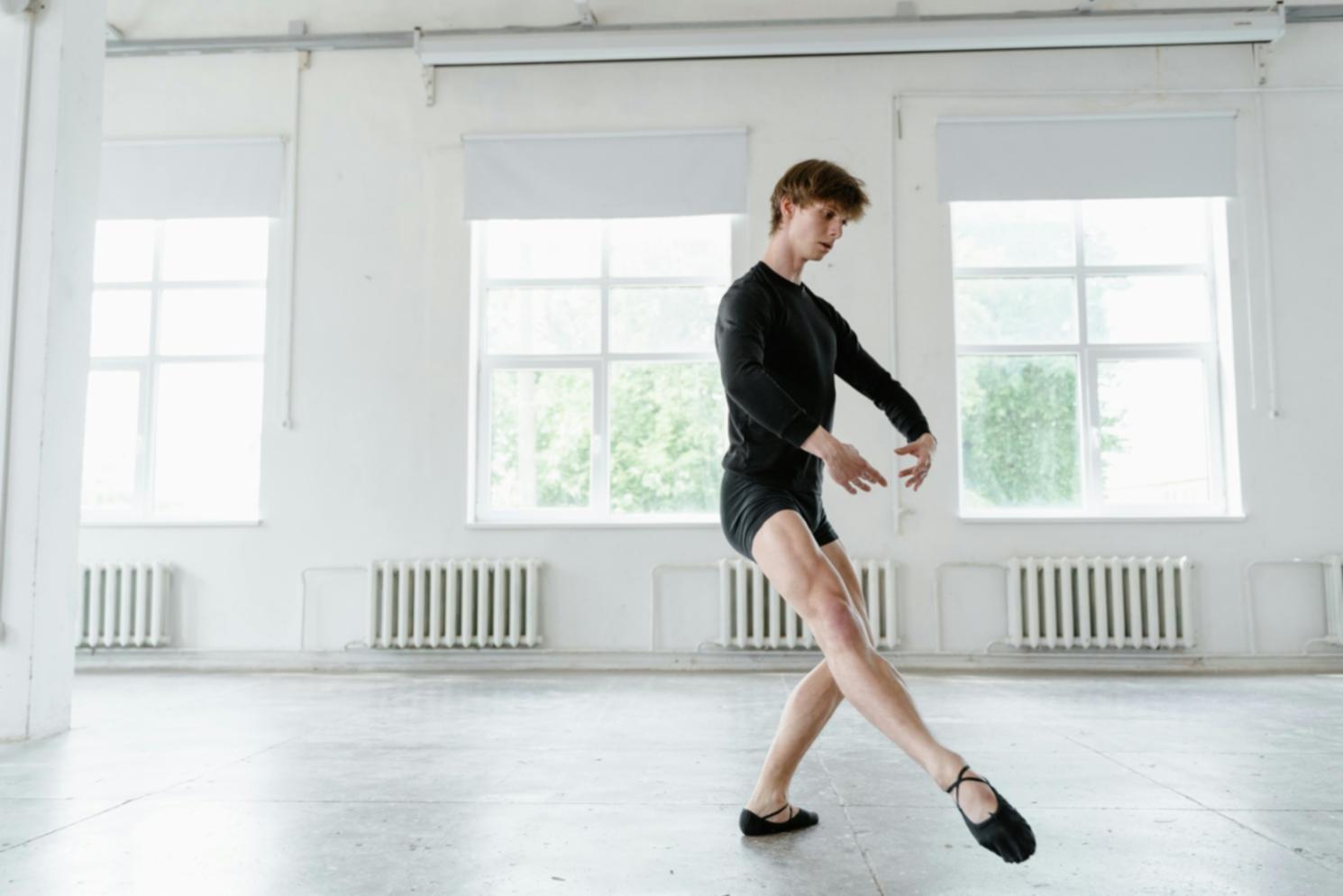 Performance di danza contemporanea con interazione tecnologica