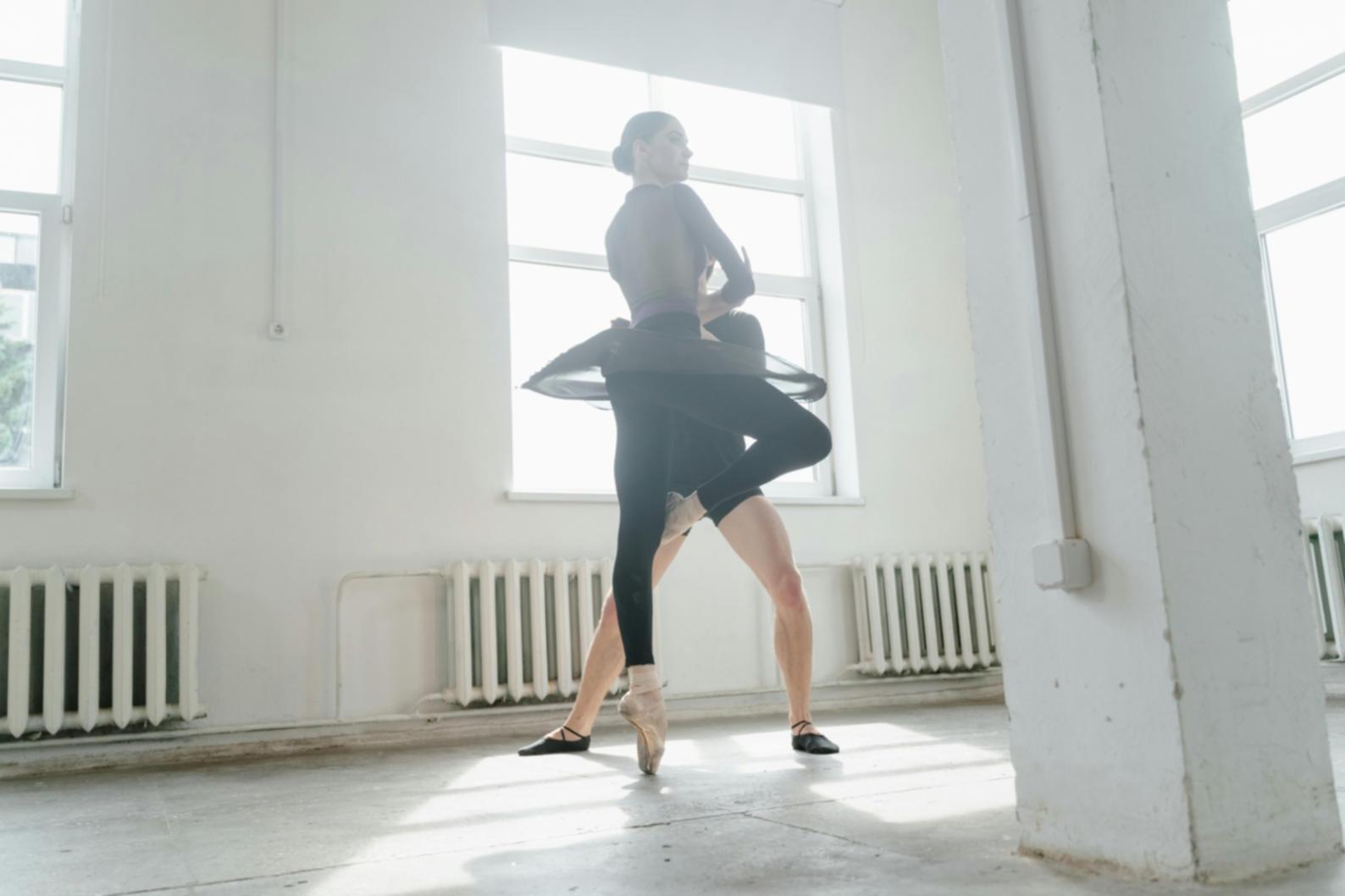 Danzatori durante una sessione di movimento contemporaneo